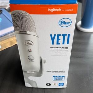 Blue Yeti USB Microphone - White and Silver